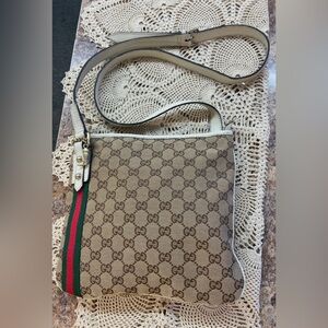 Gucci Sherry Line crossbody with Horsebit chain print interior.